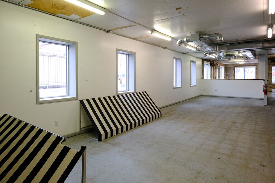 More Photos Of 408 W Main St, Benton Harbor Freestanding For Lease