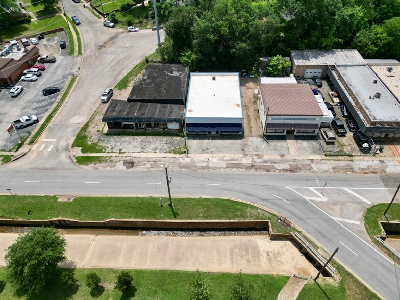 More Photos Of 121 S Glenwood Blvd, Tyler Storefront For Sale