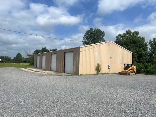 More Photos Of 1412 Highway 65 N, Twin Groves Warehouse For Lease