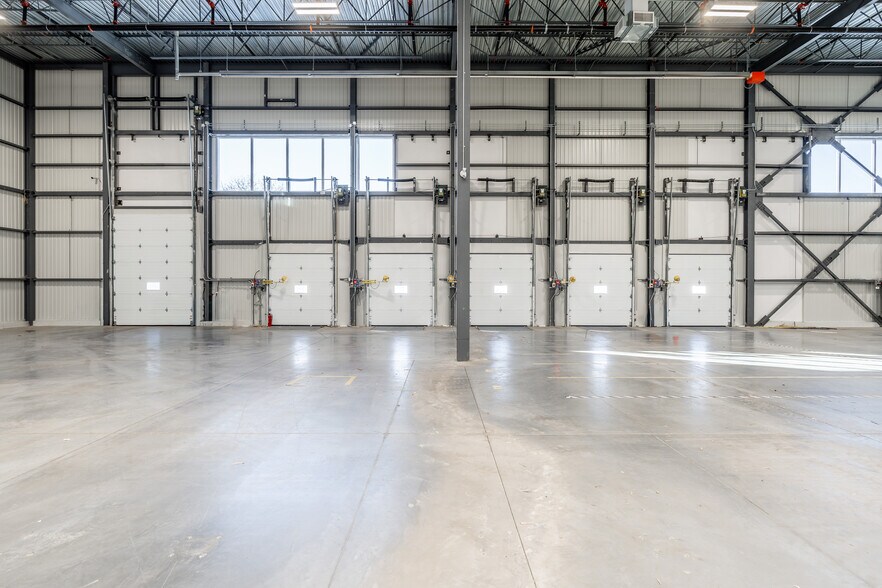 More Photos Of 17550 Rte Transcanadienne, Montréal Warehouse For Lease