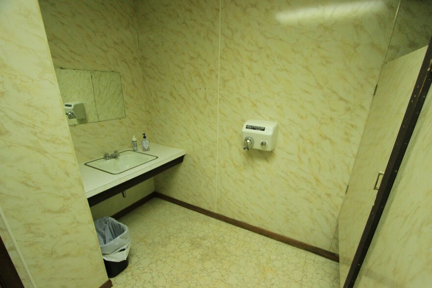 More Photos Of 108 SE 6th St, Abilene Specialty For Sale