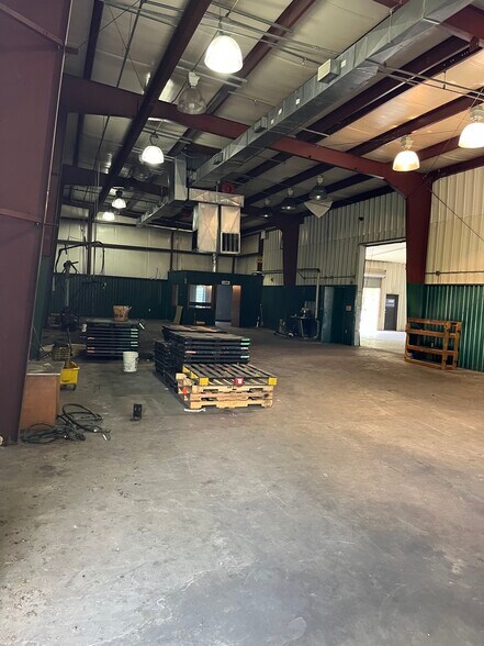 More Photos Of 107 E Austin St, Port Lavaca Distribution For Sale