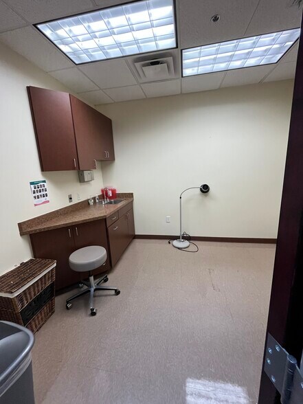 More Photos Of 41810 N Venture Dr, Phoenix Medical For Lease
