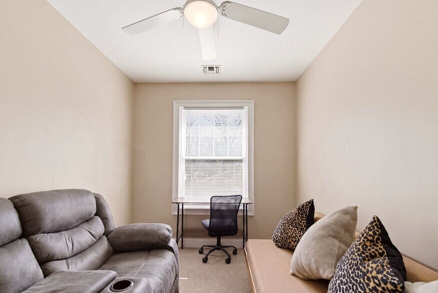 More Photos Of 569 Middle Rd, Bayport Storefront Retail Office For Sale
