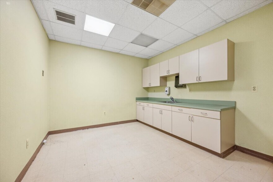 More Photos Of 215 Union Ave, Bridgewater Medical For Sale