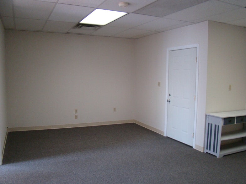 More Photos Of 619 W Main St, Carnegie Flex For Lease