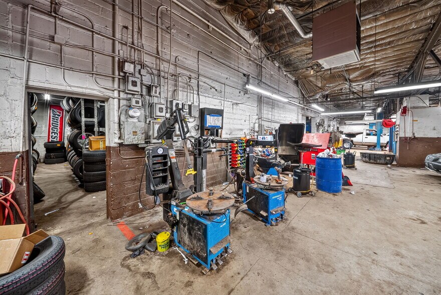 More Photos Of 5009 Xerxes Ave S, Minneapolis Auto Repair For Sale