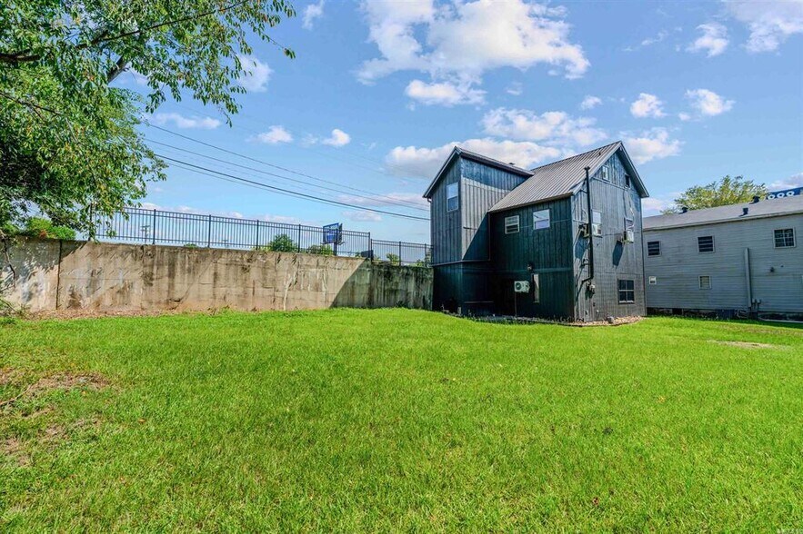 More Photos Of 17940 I 30, Benton Office For Sale