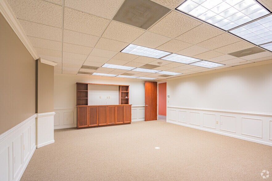 More Photos Of 4315-4451 Cox Rd, Glen Allen Unknown For Lease