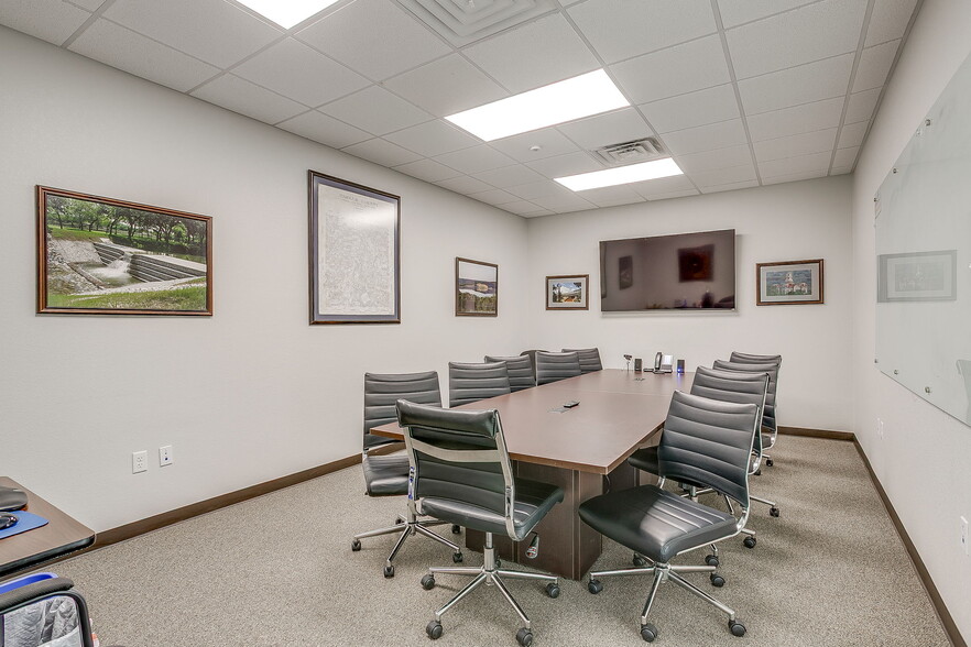 More Photos Of 949 Hilltop Dr, Weatherford Office For Lease