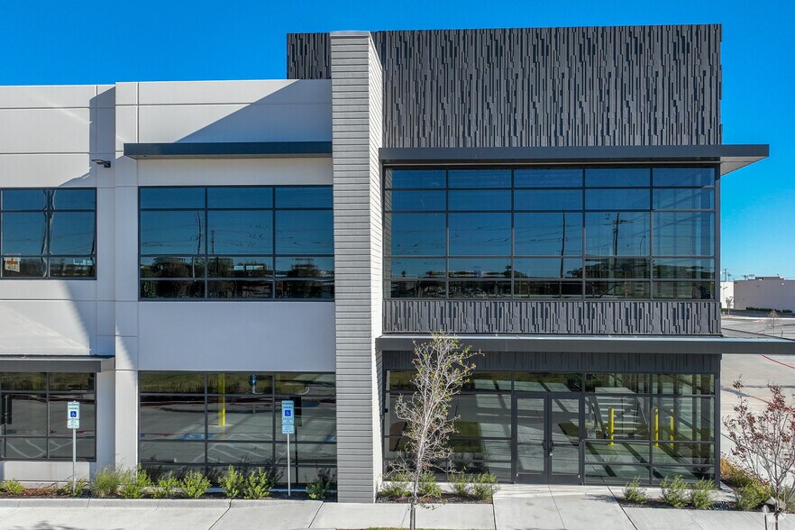 More Photos Of 260 W Exchange Pky, Allen Showroom For Lease