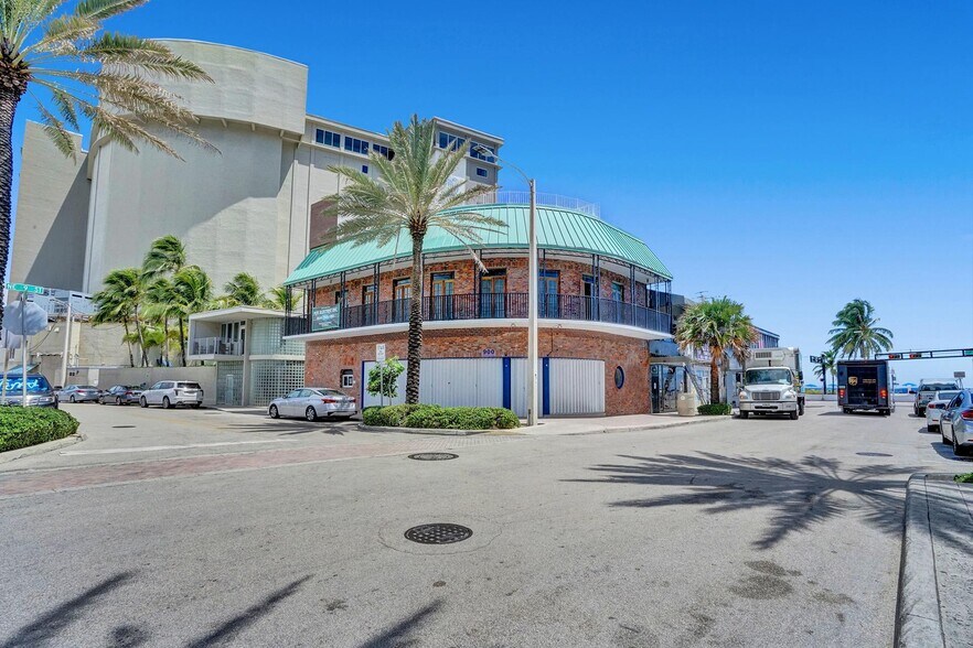 More Photos Of 900 Sunrise Ln, Fort Lauderdale Bar For Lease