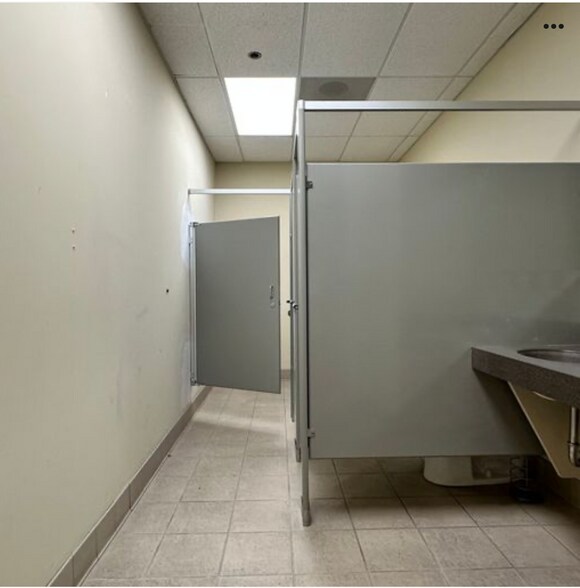 More Photos Of 422 Wards Corner Rd, Loveland Showroom For Lease