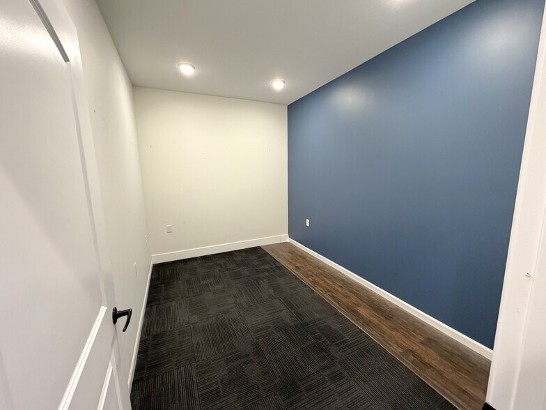 More Photos Of 309 Barclay Ave, Pine River Office For Sale