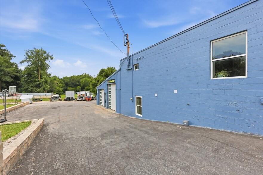 More Photos Of 7511 Leavenworth Rd, Kansas City Auto Repair For Sale