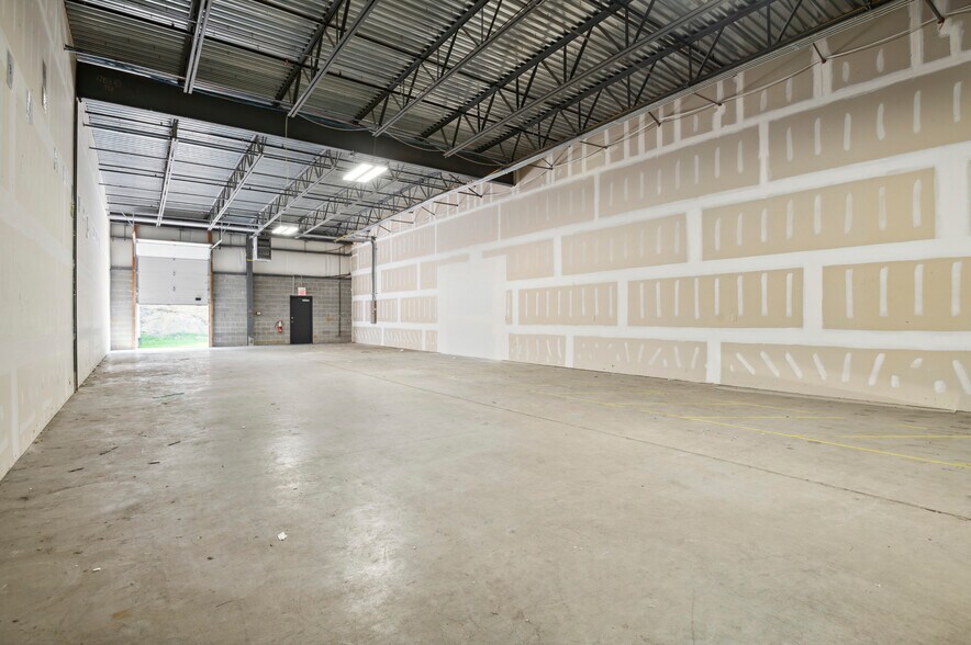 More Photos Of 161-191 Edgemoor Rd, Wilmington Light Distribution For Lease