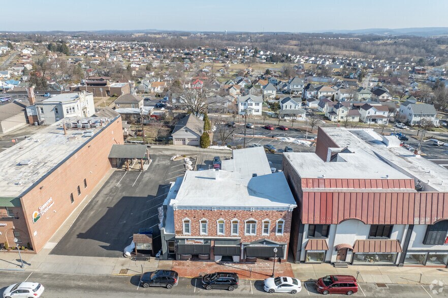 More Photos Of 614 W Main St, Mount Pleasant Storefront Retail Office For Lease