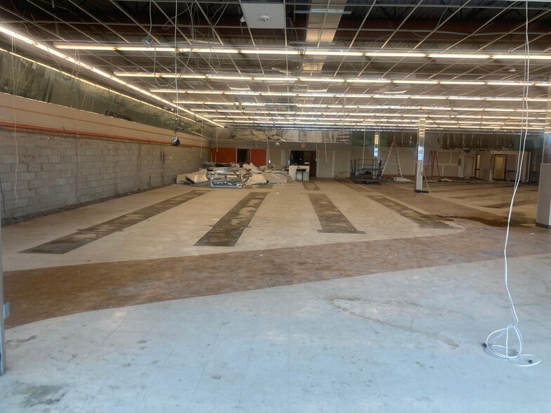 More Photos Of 367-425 N Service Rd, Patchogue Storefront For Lease