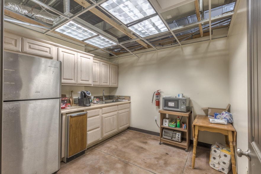 More Photos Of 204 S Broadway, Coweta Office For Sale