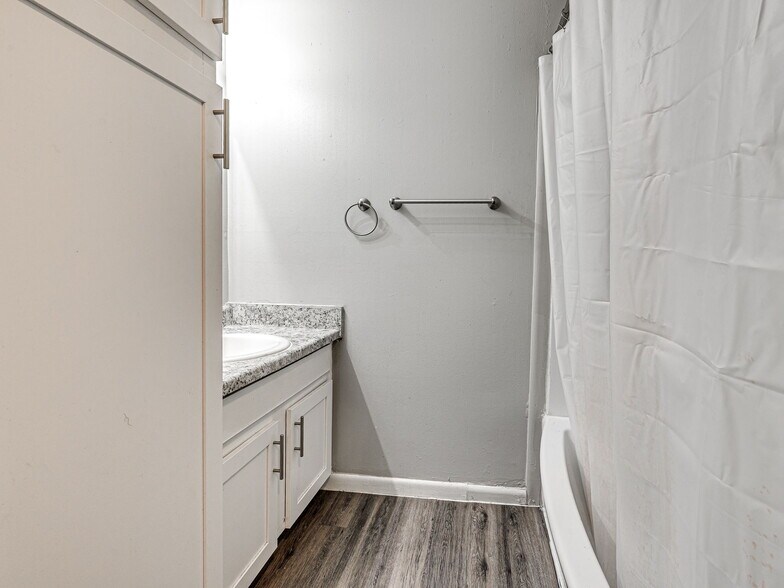 More Photos Of 1220 SE 9th St, Pryor Apartments For Sale