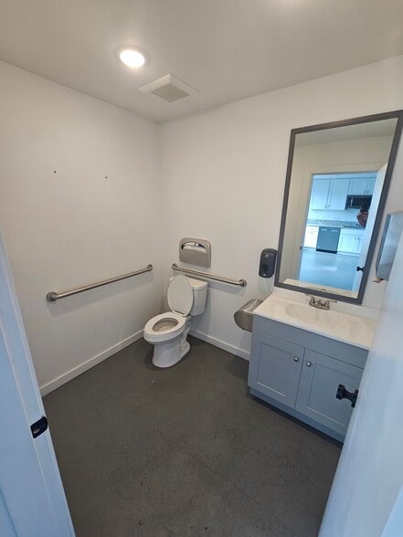 More Photos Of 5833 NE Portland Hwy, Portland Flex For Sale