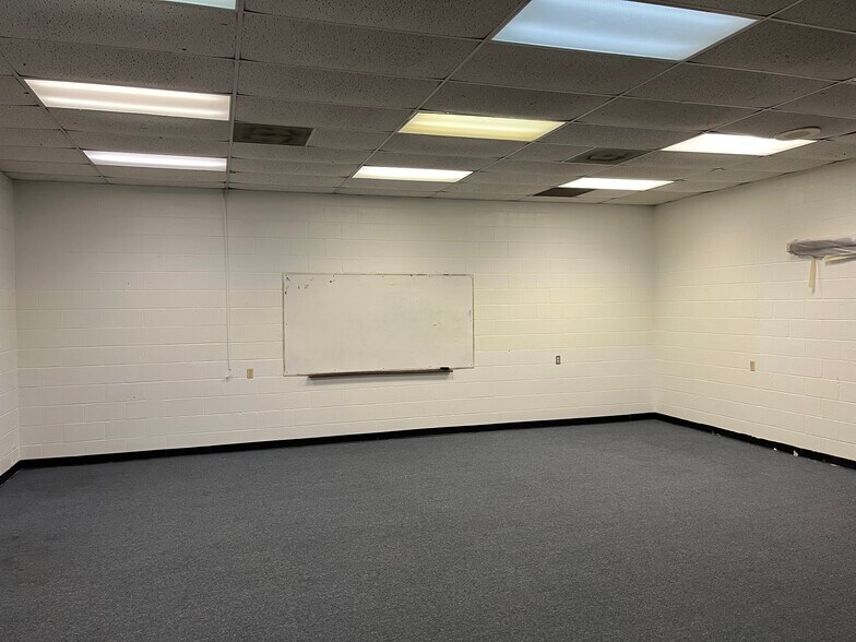 More Photos Of 6612 Arlington Expy, Jacksonville Schools For Lease