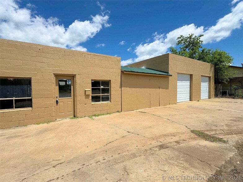 More Photos Of 728 Main St, Cushing Light Distribution For Sale