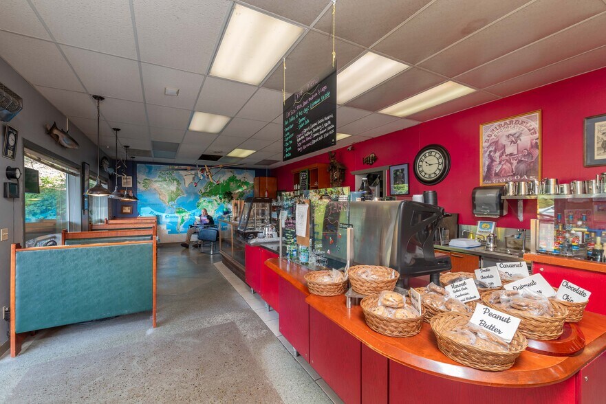 More Photos Of 7196/7198/7204 North Tongass Hwy, Ketchikan General Retail For Sale