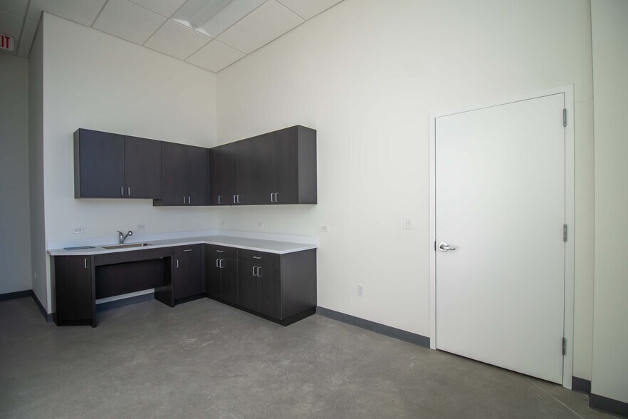 More Photos Of 245 Paterson Plank Rd, Carlstadt Distribution For Lease