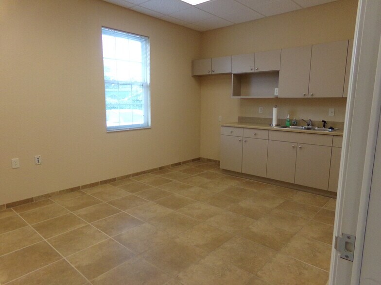 More Photos Of 2010 NE 14th St, Ocala Office For Lease