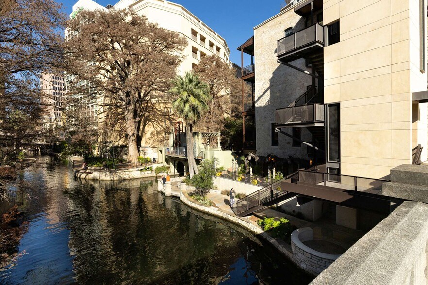 More Photos Of 135 E Commerce St, San Antonio Restaurant For Sale