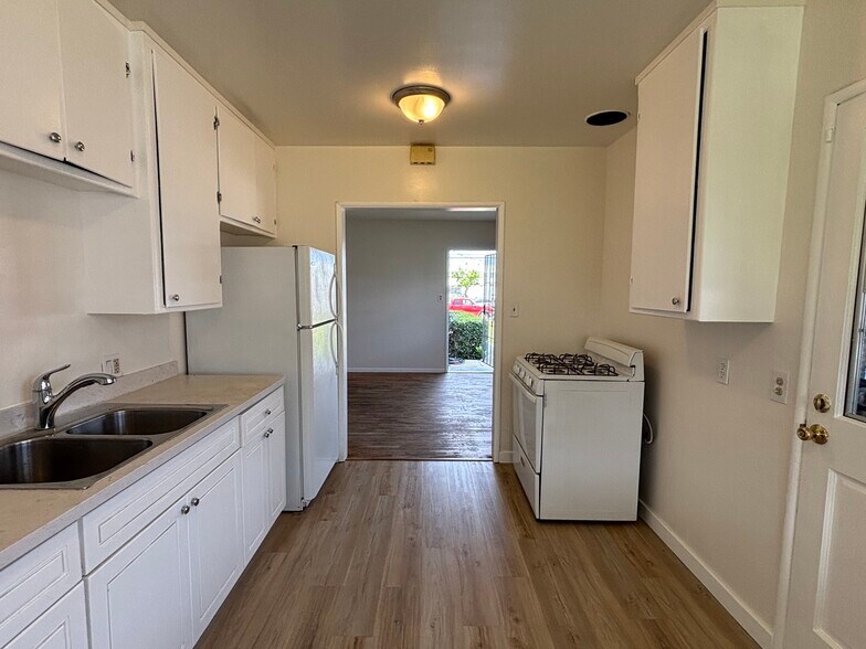 More Photos Of 14522 Avis Ave, Lawndale Apartments For Sale