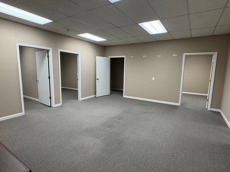 More Photos Of 232-236 Industrial Park Dr, Commerce Office For Lease