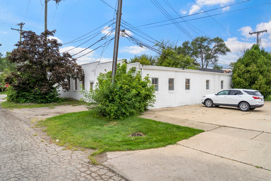 More Photos Of 32540 Utica Rd, Fraser Freestanding For Sale