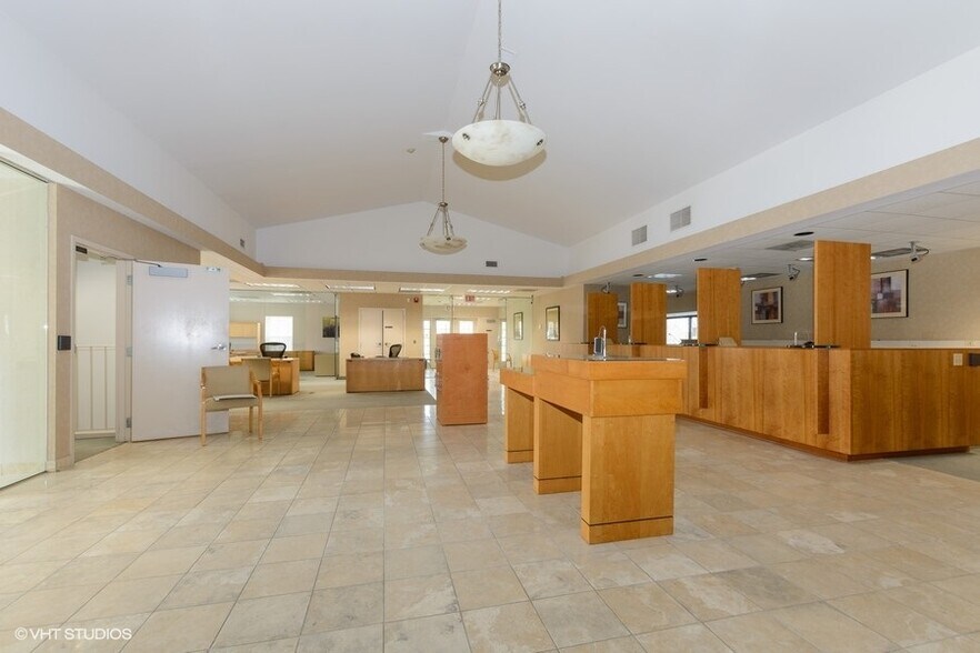 More Photos Of 275 S Roselle Rd, Schaumburg Bank For Sale