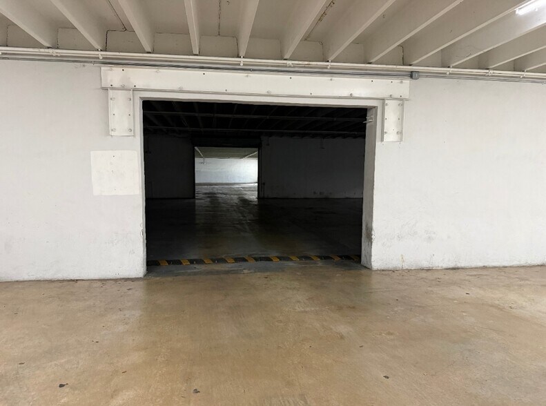 More Photos Of 111 SW 33rd St, Fort Lauderdale Warehouse For Lease