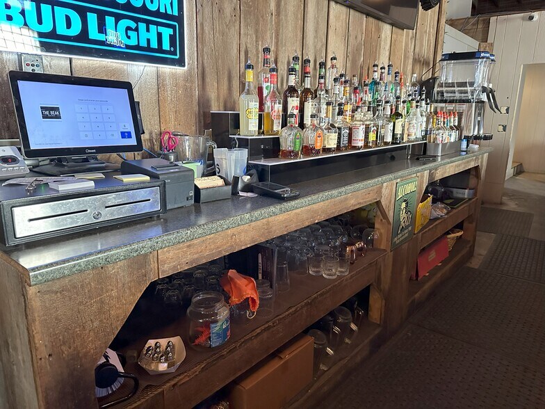 More Photos Of 418 1st St, Glasgow Bar For Sale