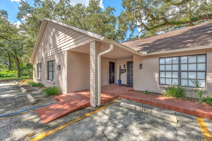 More Photos Of 308 Elizabeth St, Brandon Office For Lease