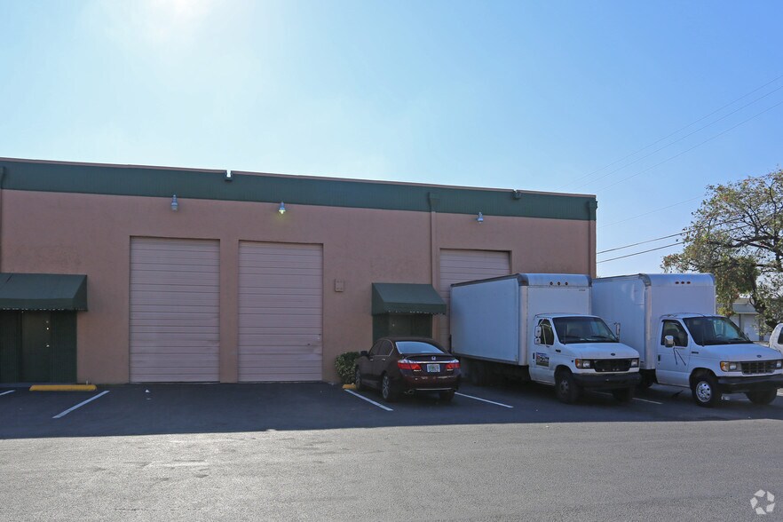 More Photos Of 8527-8529 NW 66th St, Miami Warehouse For Lease