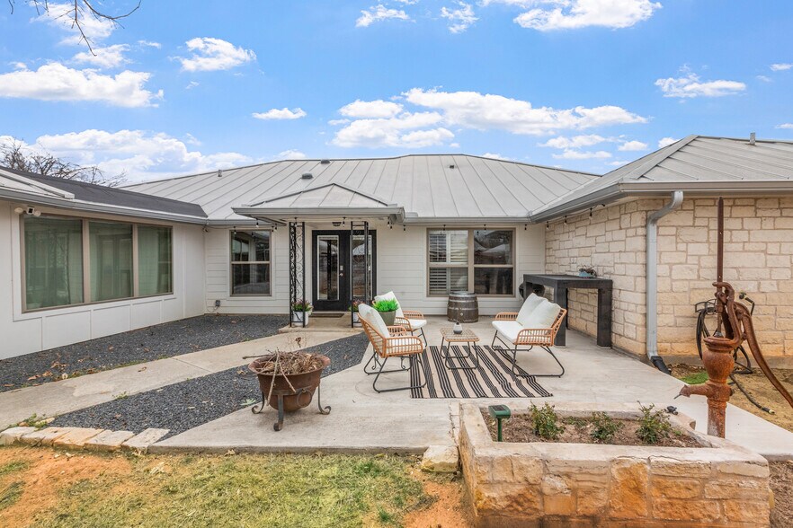 More Photos Of 608 W Morse St, Fredericksburg Specialty For Sale