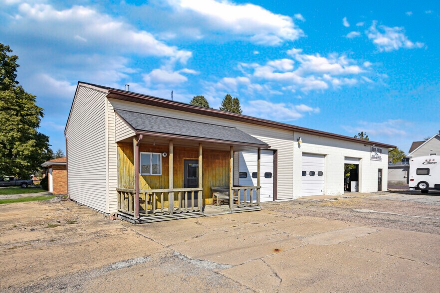 Primary Photo Of 100 W Falcon Hwy, Flanagan Flex For Sale