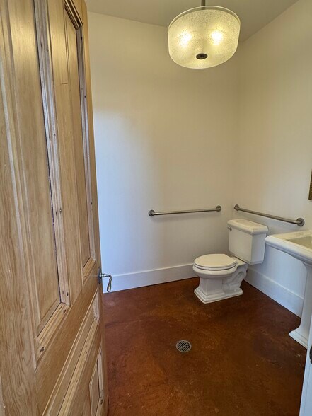 More Photos Of 2347 Christian St, Baton Rouge Office Residential For Lease