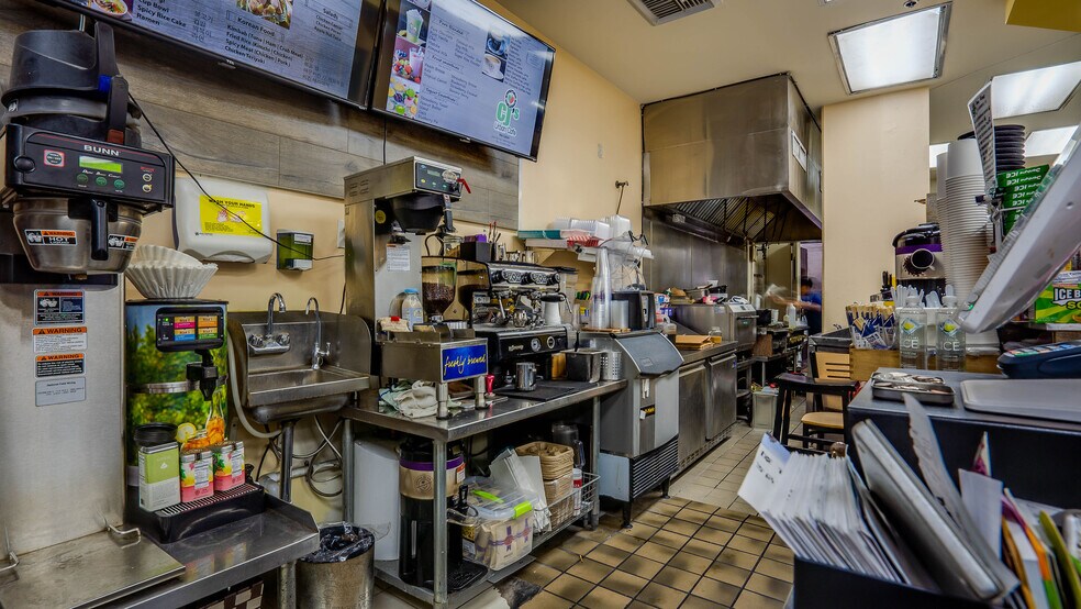 More Photos Of 1015 Crocker St, Los Angeles General Retail For Sale