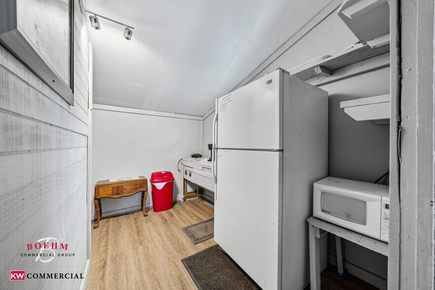 More Photos Of 23699-23737 W US Highway 290, Harper Storefront For Sale