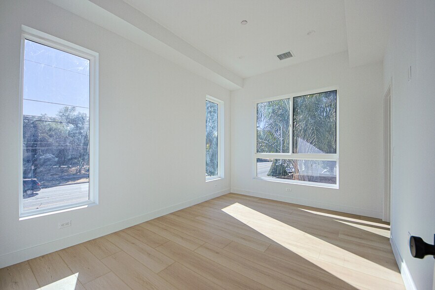 More Photos Of 6401 Odessa Ave, Lake Balboa Multifamily For Sale