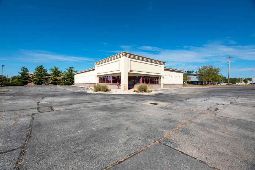 More Photos Of 5445 N High St, Columbus Drugstore For Sale