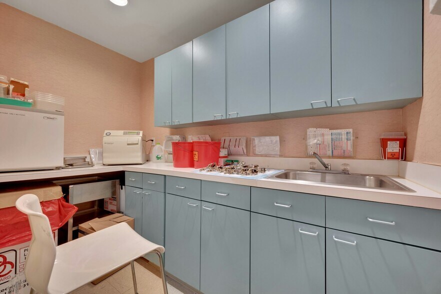 More Photos Of 27 Oak St, Stamford Medical For Lease