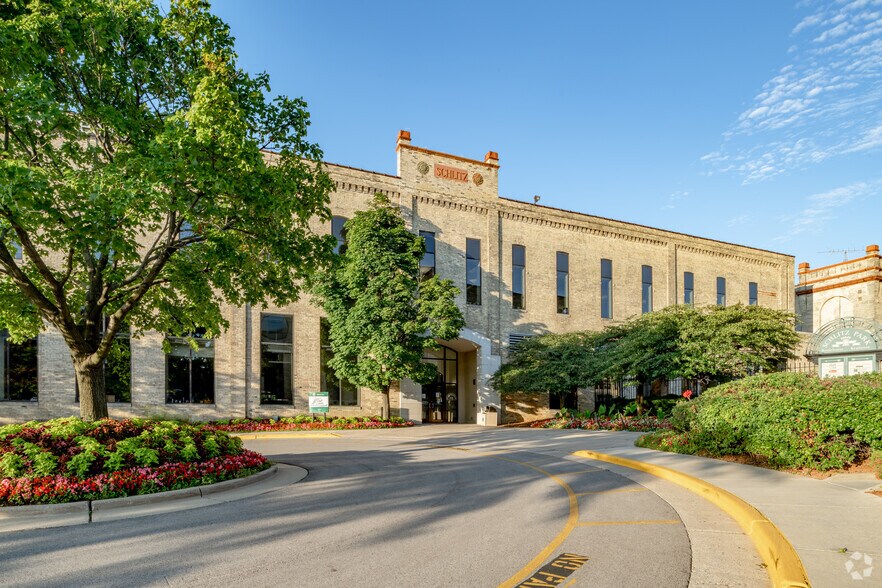 More Photos Of 101 W Pleasant St, Milwaukee Office For Lease