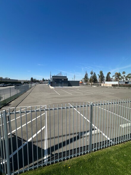 More Photos Of 5151 Stine Rd, Bakersfield Storefront Retail Office For Lease