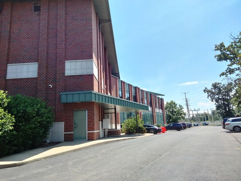 More Photos Of 3330 Skokie Valley Rd, Highland Park Medical For Lease